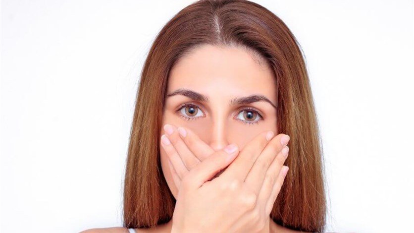 كيفية التخلص من رائحة الفم الكريهة عند الاستيقاظ من النوم
